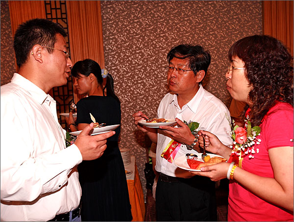 黑眼睛廣告公司文總和黃秘書長、宣傳部劉部長親切交談