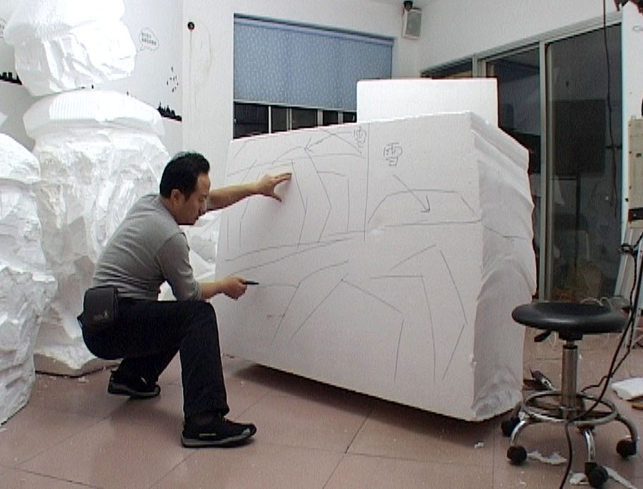 萬科圣誕節氛圍營造-徐總監親自操刀雕刻巖石和雪2